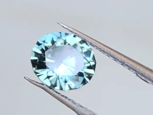 Saphir d’Auvergne bleu taille ovale 